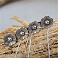 fire-små-blomster-på-række-gammel-sølv-broche-H.V.J.